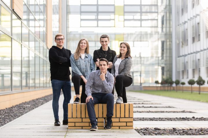 Uśmiechnięta grupa studentów