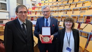 Profesor dr hab. Bronisław Marciniak odznaczony Medalem im. Marii Skłodowskiej - Curie